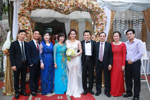 Ngày 29/5, Quatrian shbet hiện đang mở của Hoa khôi Thể Thao Lại Hương Thảo và chồng là Anh Tuấn đã diễn ra ở Sài Gòn.